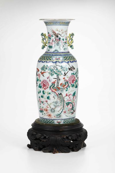 Vaso in porcellana con anse sagomate e figure di fenici tra peonie in fiore, Cina, Dinastia Qing, XIX secolo  - Asta Asian Art - Associazione Nazionale - Case d'Asta italiane