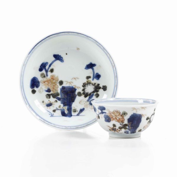 Tazza con piattino in porcellana Imari con decori floreali, Cina, Dinastia Qing, epoca Qianlong (1736-1796)  - Asta Asian Art - Associazione Nazionale - Case d'Asta italiane