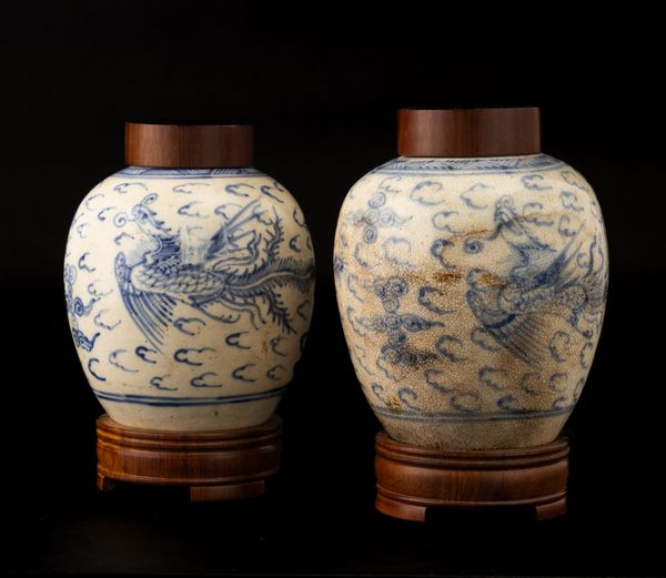 Coppia di potiches in porcellana bianca e blu con figure di fenici, Cina, Dinastia Qing, XIX secolo  - Asta Asian Art - Associazione Nazionale - Case d'Asta italiane