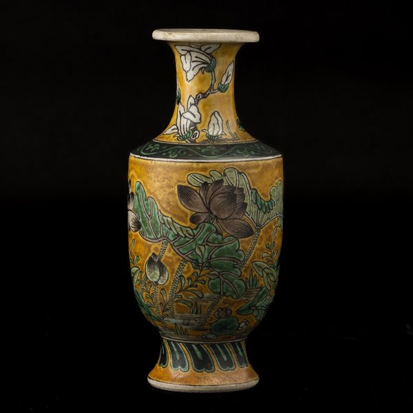 Vaso in porcellana Famiglia Verde con soggetto naturalistico su fondo giallo, Cina, Dinastia Qing, XIX secolo  - Asta Asian Art - Associazione Nazionale - Case d'Asta italiane