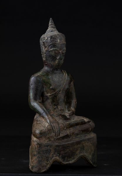 Figura di Buddha Sakyamuni seduta su piedistallo in bronzo, Thailandia, Ayutthaya, XIX secolo  - Asta Asian Art - Associazione Nazionale - Case d'Asta italiane