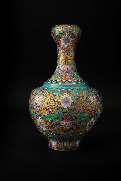 Vaso a bottiglia a smalti cloisonn con decori a fiori di loto, Cina, Dinastia Qing, XIX secolo  - Asta Asian Art - Associazione Nazionale - Case d'Asta italiane