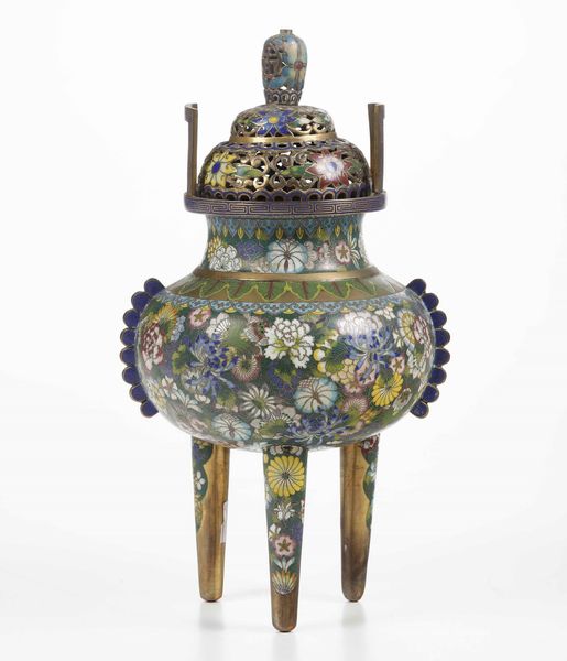 Incensiere tripode a smalti con coperchio e decori floreali, Cina, Dinastia Qing, XIX secolo  - Asta Asian Art - Associazione Nazionale - Case d'Asta italiane