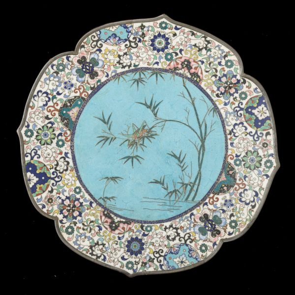 Piatto sagomato a smalti cloisonn con decori floreali e paesaggio centrale, Giappone, periodo Meiji (1868-1912)  - Asta Asian Art - Associazione Nazionale - Case d'Asta italiane