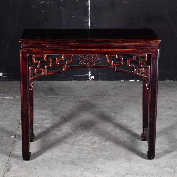 Consolle con sedia in legno con decori naturalistici, Cina, XX secolo  - Asta Asian Art - Associazione Nazionale - Case d'Asta italiane