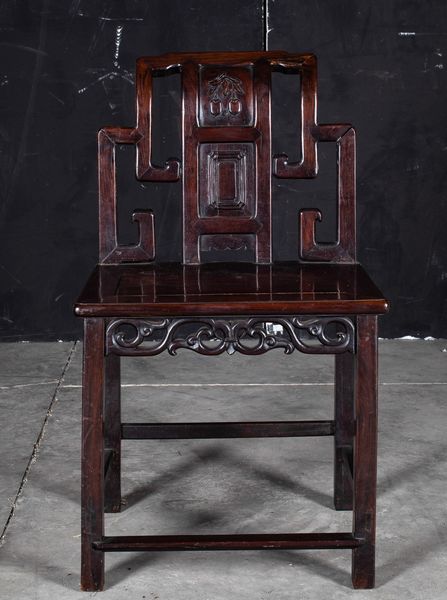 Consolle con sedia in legno con decori naturalistici, Cina, XX secolo  - Asta Asian Art - Associazione Nazionale - Case d'Asta italiane