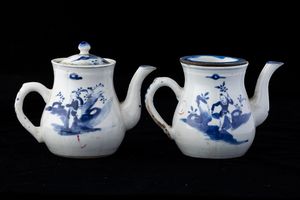 Due teiere in porcellana bianca e blu con raffigurazioni di saggi entro paesaggio, Cina, Dinastia Qing, epoca Kangxi (1736-1796)  - Asta Asian Art - Associazione Nazionale - Case d'Asta italiane