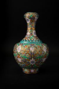 Vaso a bottiglia a smalti cloisonn con decori a fiori di loto, Cina, Dinastia Qing, XIX secolo  - Asta Asian Art - Associazione Nazionale - Case d'Asta italiane