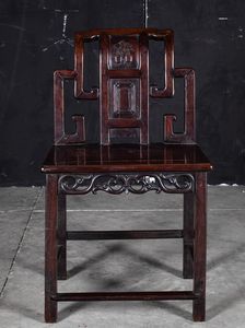 Consolle con sedia in legno con decori naturalistici, Cina, XX secolo  - Asta Asian Art - Associazione Nazionale - Case d'Asta italiane