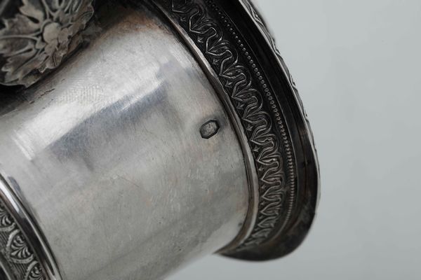Caffettiera. Argento primo titolo fuso, sbalzato e cesellato. Parigi inizi XIX secolo. Marchi di garanzia in uso dal 1809 al 1819. Argentiere Jean-Pierre Bibron  - Asta Dimore italiane - Associazione Nazionale - Case d'Asta italiane