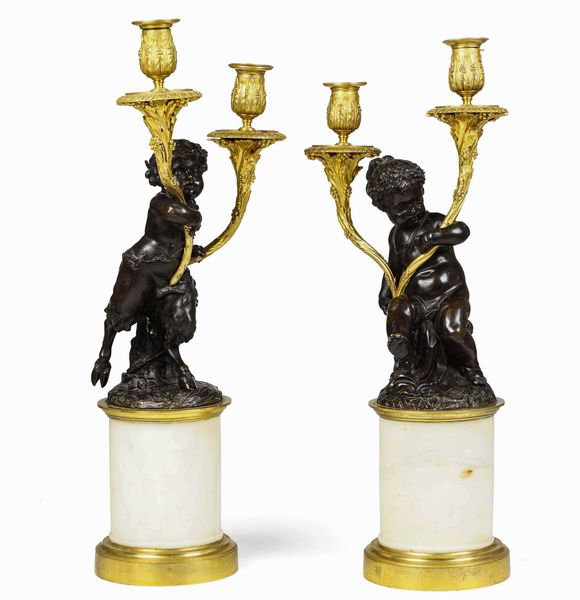 Coppia di candelabri. Bronzo cesellato, patinato e dorato. Base in marmo bianco. Francia XVIII-XIX secolo, ambito di Claude Michel (Clodion) 1738-1814 e Louis Felix de la Rue 1730-1777  - Asta Dimore italiane - Associazione Nazionale - Case d'Asta italiane