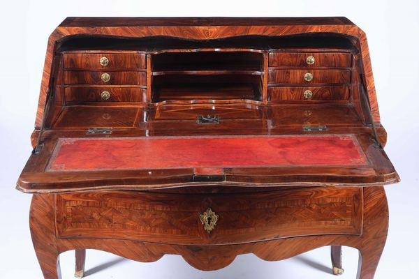 Bureau in legno lastronato ed intarsiato. Stampiglio di Guillaume Schwingkens, Francia prima met XVIII secolo  - Asta Dimore italiane - Associazione Nazionale - Case d'Asta italiane