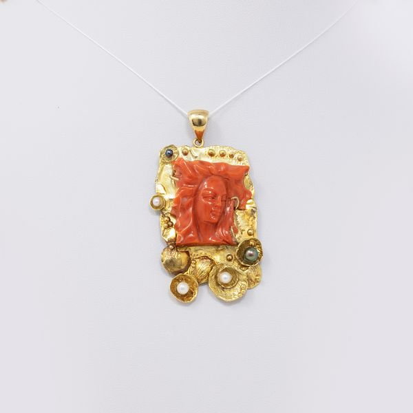 Pendente geometrico in oro giallo con corallo rosso e perle bianche Tahiti  - Asta Gioielli e Orologi - Associazione Nazionale - Case d'Asta italiane