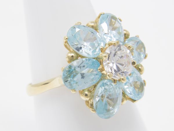 Anello in oro giallo a fiore con brillante e acquemarine  - Asta Gioielli e Orologi - Associazione Nazionale - Case d'Asta italiane