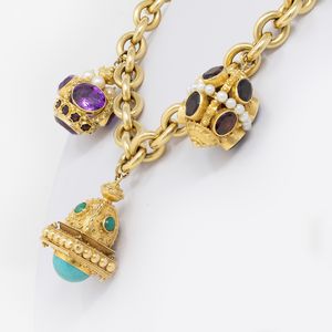 Bracciale in oro con tre grandi charms in oro e pietre  - Asta Gioielli e Orologi - Associazione Nazionale - Case d'Asta italiane