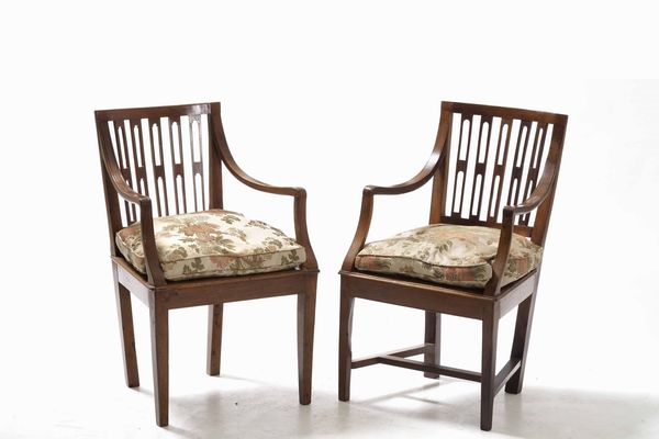 Coppia di sedie con struttura in legno e rivestimenti in tessuto  - Asta Antiquariato Aprile - Associazione Nazionale - Case d'Asta italiane