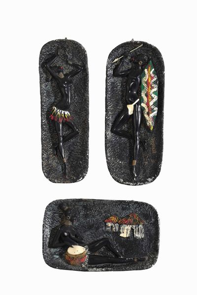 Tre placche decorative da muro decorate con figure di gusto africano  - Asta Antiquariato Aprile - Associazione Nazionale - Case d'Asta italiane