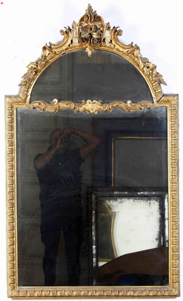 Specchiera in legno intagliato e dorato. XIX secolo  - Asta Antiquariato Aprile - Associazione Nazionale - Case d'Asta italiane