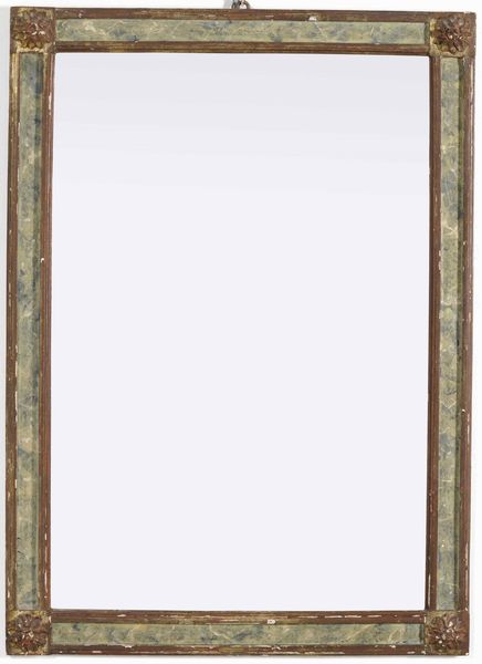 Cornice in legno intagliato, laccato e dorato con specchio. XX secolo  - Asta Antiquariato Aprile - Associazione Nazionale - Case d'Asta italiane