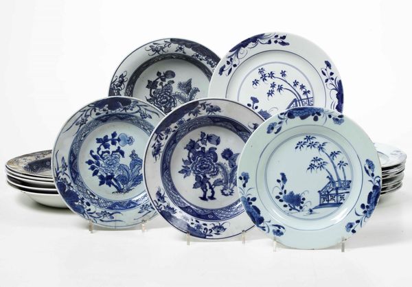 Lotto di 18 piatti in porcellana a decoro monocromo blu, Cina  - Asta Antiquariato Aprile - Associazione Nazionale - Case d'Asta italiane