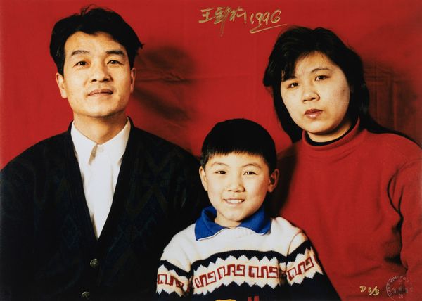 Jinsong Wang : Dalla serie Standard Family  - Asta Fotografia: Under 1K - Associazione Nazionale - Case d'Asta italiane