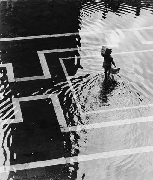 FULVIO ROITER : Acqua alta in piazza  - Asta Fotografia: Under 1K - Associazione Nazionale - Case d'Asta italiane