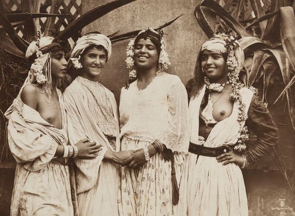 Rudolf Lehnert, : Gruppo di donne orientali  - Asta Fotografia: Under 1K - Associazione Nazionale - Case d'Asta italiane