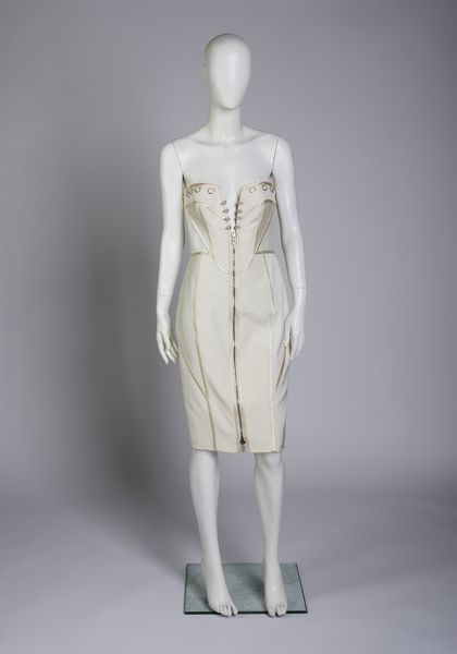 VERSACE GIANNI (1946 - 1997) : Abito tubino bianco.  - Asta 04/05/2023 | FASHION LUXURY - ALTA MODA, BORSE E ACCESSORI DI LUSSO Online - Associazione Nazionale - Case d'Asta italiane