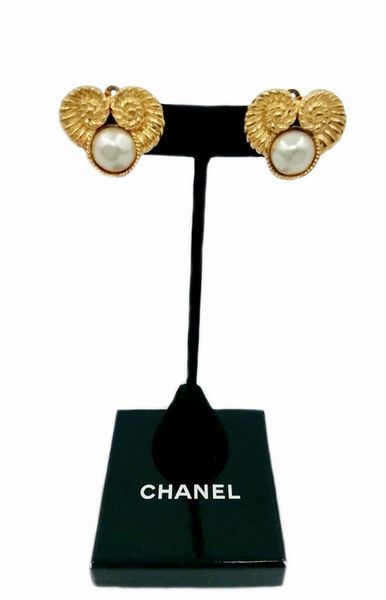 CHANEL : Orecchini con perla e cornucopia.  - Asta 04/05/2023 | FASHION LUXURY - ALTA MODA, BORSE E ACCESSORI DI LUSSO Online - Associazione Nazionale - Case d'Asta italiane