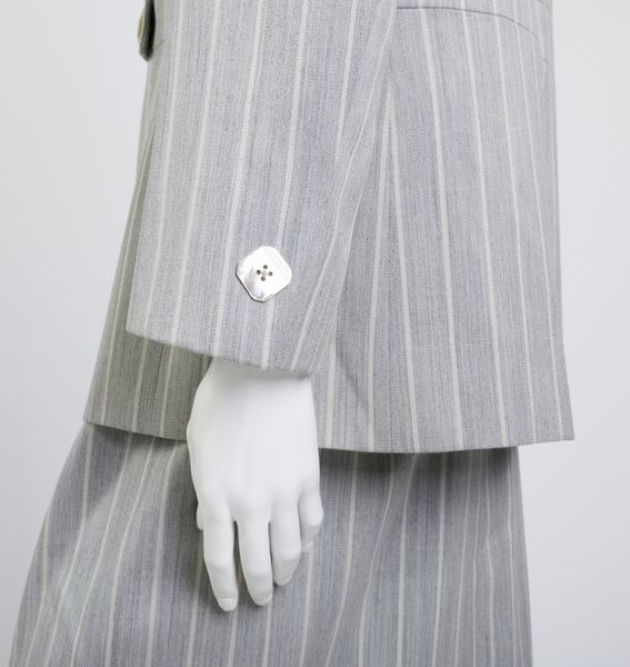 Valentino : Tailleur nei toni dei grigio.  - Asta 04/05/2023 | FASHION LUXURY - ALTA MODA, BORSE E ACCESSORI DI LUSSO Online - Associazione Nazionale - Case d'Asta italiane