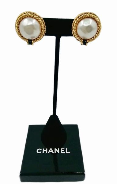 CHANEL : Orecchini con perle e smalto nero.  - Asta 04/05/2023 | FASHION LUXURY - ALTA MODA, BORSE E ACCESSORI DI LUSSO Online - Associazione Nazionale - Case d'Asta italiane