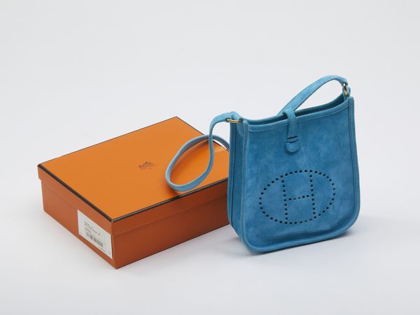 HERMES : Borsa a spalla modello Evelyne in pelle scamosciata azzurra.  - Asta 04/05/2023 | FASHION LUXURY - ALTA MODA, BORSE E ACCESSORI DI LUSSO Online - Associazione Nazionale - Case d'Asta italiane