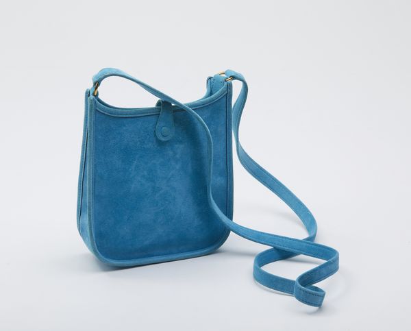 HERMES : Borsa a spalla modello Evelyne in pelle scamosciata azzurra.  - Asta 04/05/2023 | FASHION LUXURY - ALTA MODA, BORSE E ACCESSORI DI LUSSO Online - Associazione Nazionale - Case d'Asta italiane