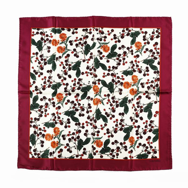 Valentino : Foulard con stampa di more.  - Asta 04/05/2023 | FASHION LUXURY - ALTA MODA, BORSE E ACCESSORI DI LUSSO Online - Associazione Nazionale - Case d'Asta italiane