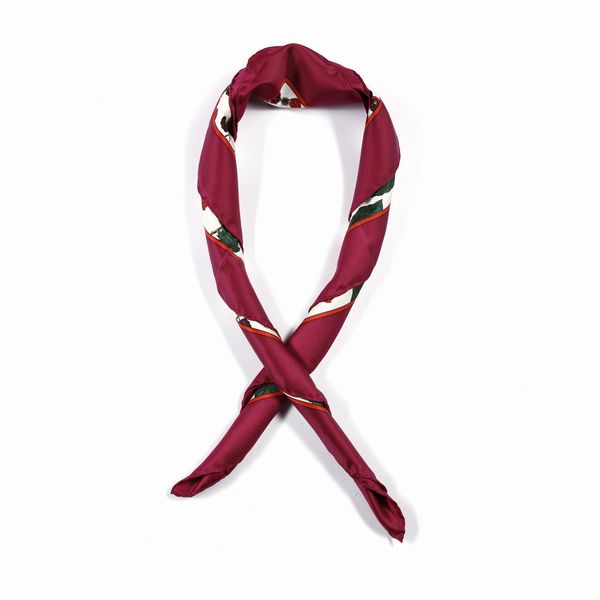 Valentino : Foulard con stampa di more.  - Asta 04/05/2023 | FASHION LUXURY - ALTA MODA, BORSE E ACCESSORI DI LUSSO Online - Associazione Nazionale - Case d'Asta italiane