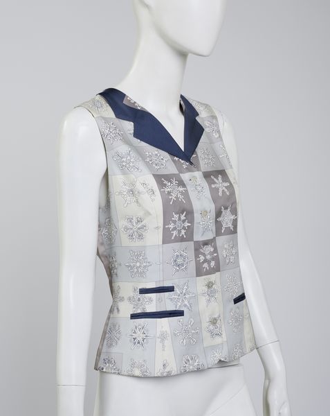 HERMES : Gilet in seta stampata 'Les Feux de l'Hiver' con profili blu.  - Asta 04/05/2023 | FASHION LUXURY - ALTA MODA, BORSE E ACCESSORI DI LUSSO Online - Associazione Nazionale - Case d'Asta italiane