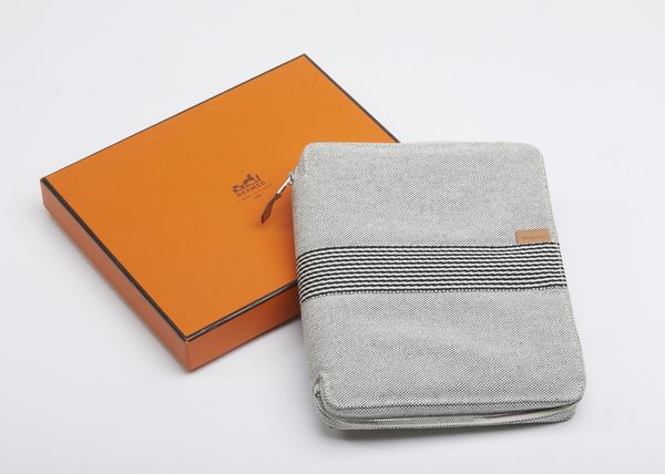 HERMES : Porta documenti in tessuto grigio.  - Asta 04/05/2023 | FASHION LUXURY - ALTA MODA, BORSE E ACCESSORI DI LUSSO Online - Associazione Nazionale - Case d'Asta italiane