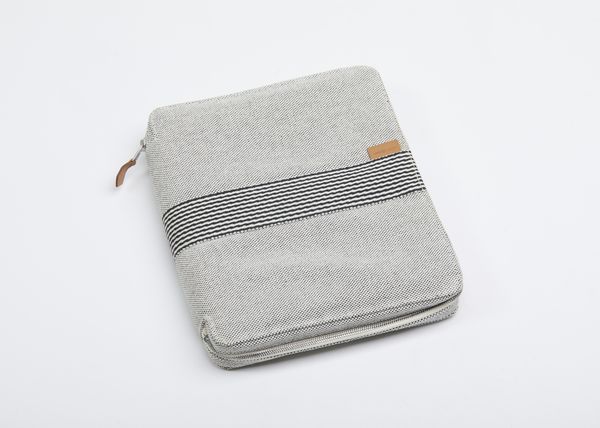 HERMES : Porta documenti in tessuto grigio.  - Asta 04/05/2023 | FASHION LUXURY - ALTA MODA, BORSE E ACCESSORI DI LUSSO Online - Associazione Nazionale - Case d'Asta italiane