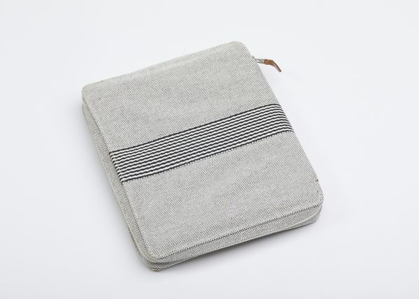 HERMES : Porta documenti in tessuto grigio.  - Asta 04/05/2023 | FASHION LUXURY - ALTA MODA, BORSE E ACCESSORI DI LUSSO Online - Associazione Nazionale - Case d'Asta italiane