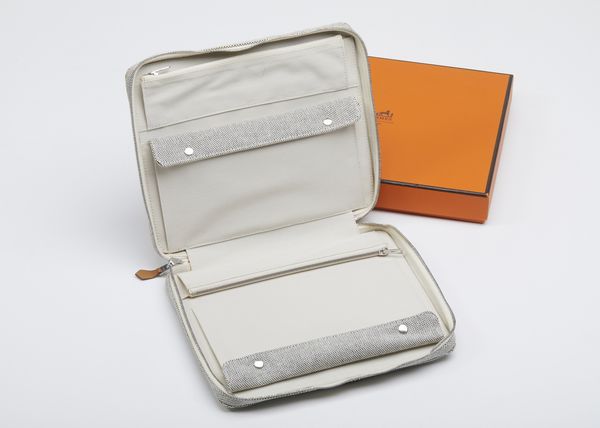 HERMES : Porta documenti in tessuto grigio.  - Asta 04/05/2023 | FASHION LUXURY - ALTA MODA, BORSE E ACCESSORI DI LUSSO Online - Associazione Nazionale - Case d'Asta italiane