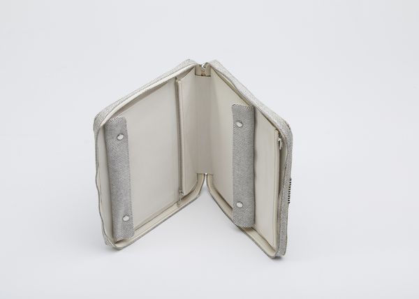 HERMES : Porta documenti in tessuto grigio.  - Asta 04/05/2023 | FASHION LUXURY - ALTA MODA, BORSE E ACCESSORI DI LUSSO Online - Associazione Nazionale - Case d'Asta italiane