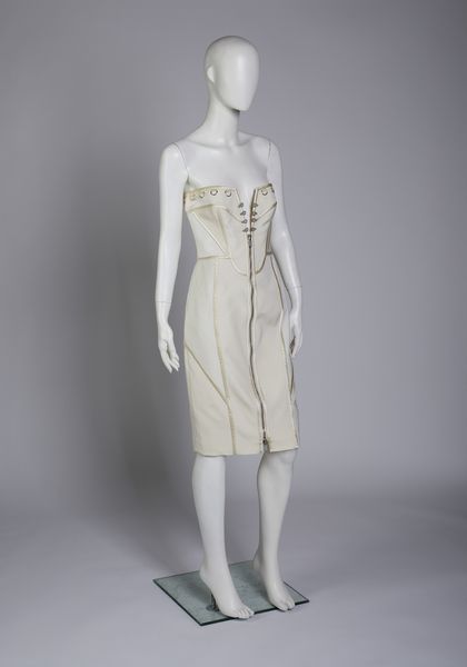 VERSACE GIANNI (1946 - 1997) : Abito tubino bianco.  - Asta 04/05/2023 | FASHION LUXURY - ALTA MODA, BORSE E ACCESSORI DI LUSSO Online - Associazione Nazionale - Case d'Asta italiane