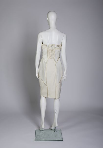 VERSACE GIANNI (1946 - 1997) : Abito tubino bianco.  - Asta 04/05/2023 | FASHION LUXURY - ALTA MODA, BORSE E ACCESSORI DI LUSSO Online - Associazione Nazionale - Case d'Asta italiane