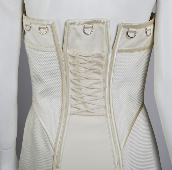 VERSACE GIANNI (1946 - 1997) : Abito tubino bianco.  - Asta 04/05/2023 | FASHION LUXURY - ALTA MODA, BORSE E ACCESSORI DI LUSSO Online - Associazione Nazionale - Case d'Asta italiane