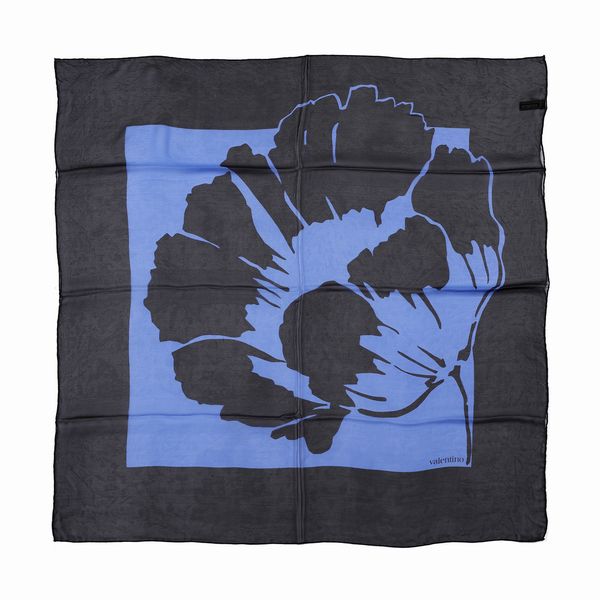 Valentino : Foulard organza di seta blu e nero.  - Asta 04/05/2023 | FASHION LUXURY - ALTA MODA, BORSE E ACCESSORI DI LUSSO Online - Associazione Nazionale - Case d'Asta italiane