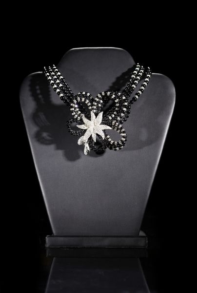 MONTAGUE FRANCOISE : Collier con perline nere e fiore in strass.  - Asta 04/05/2023 | FASHION LUXURY - ALTA MODA, BORSE E ACCESSORI DI LUSSO Online - Associazione Nazionale - Case d'Asta italiane