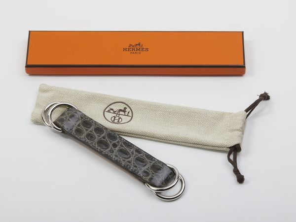 HERMES : Accessorio in pelle grigia ematite per foulard.  - Asta 04/05/2023 | FASHION LUXURY - ALTA MODA, BORSE E ACCESSORI DI LUSSO Online - Associazione Nazionale - Case d'Asta italiane