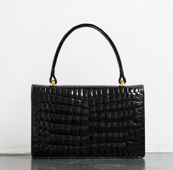 Fendi : Borsa in pelle nera lucida.  - Asta 04/05/2023 | FASHION LUXURY - ALTA MODA, BORSE E ACCESSORI DI LUSSO Online - Associazione Nazionale - Case d'Asta italiane