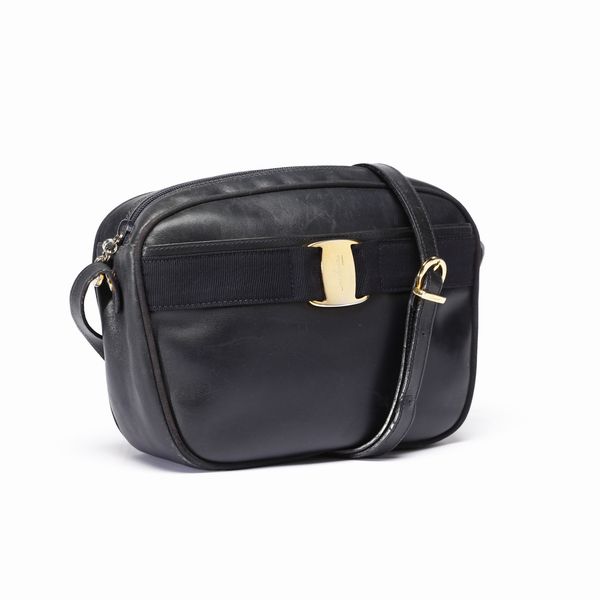 FERRAGAMO SALVATORE : Borsa a tracolla blu.  - Asta 04/05/2023 | FASHION LUXURY - ALTA MODA, BORSE E ACCESSORI DI LUSSO Online - Associazione Nazionale - Case d'Asta italiane