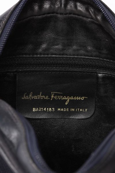 FERRAGAMO SALVATORE : Borsa a tracolla blu.  - Asta 04/05/2023 | FASHION LUXURY - ALTA MODA, BORSE E ACCESSORI DI LUSSO Online - Associazione Nazionale - Case d'Asta italiane